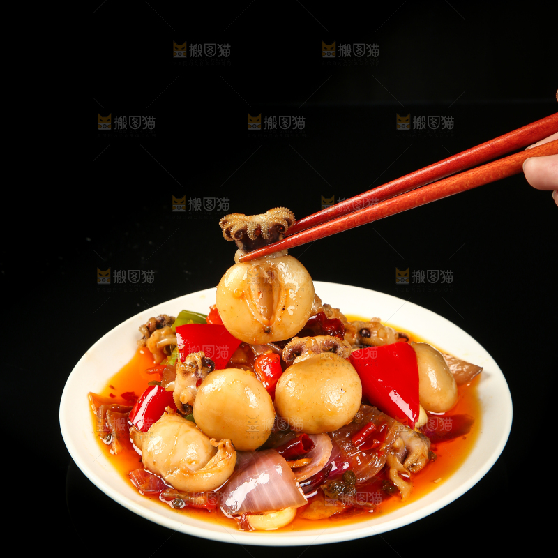 筷子上夹着墨鱼仔