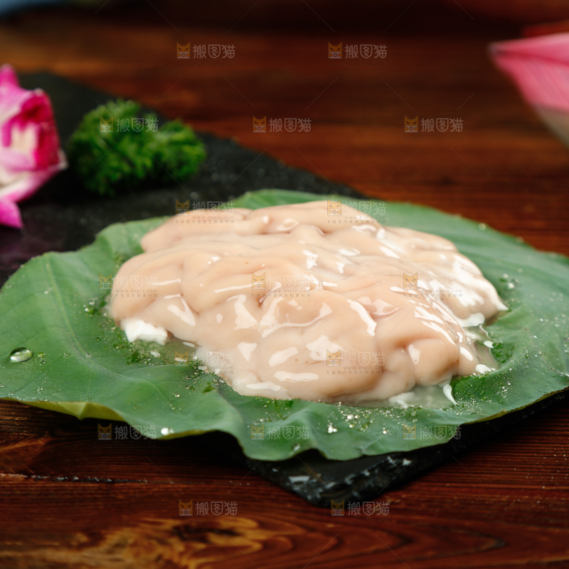 案板上摆放着新鲜猪脑