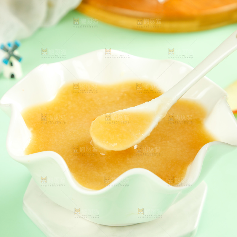 勺子上舀着南瓜苹果泥