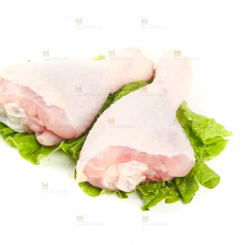 菜叶上放着生鸡腿