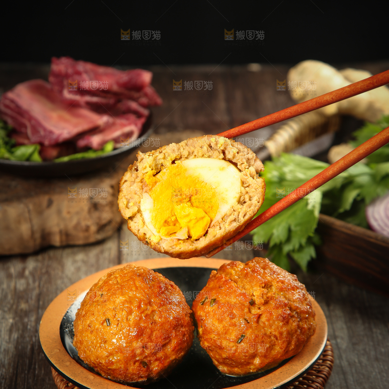 筷子上夹着鸡蛋猪肉丸子