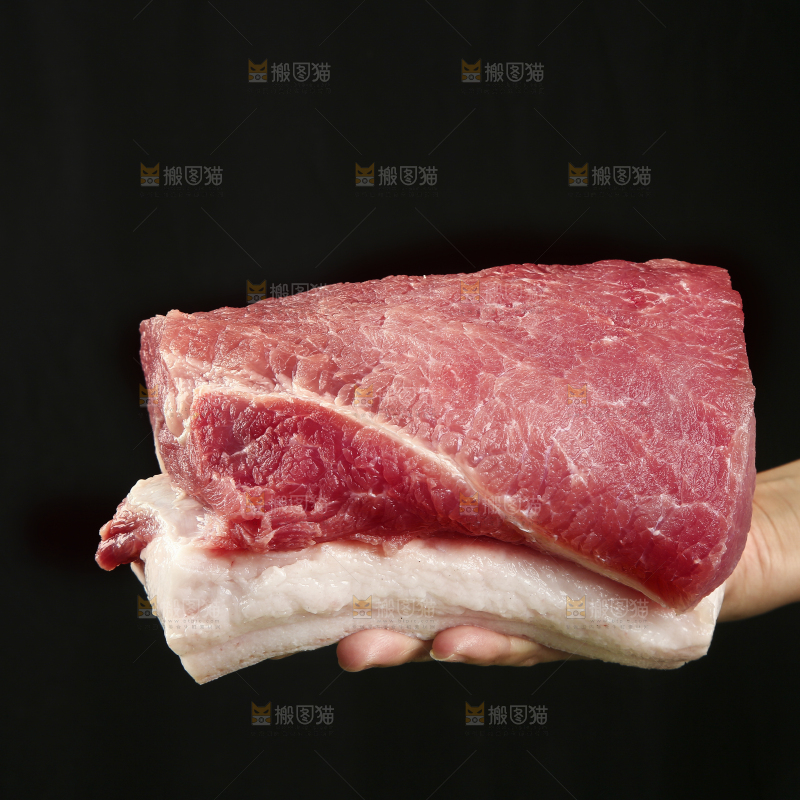 手里拿着里脊肉