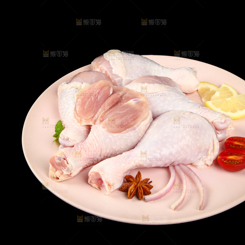 黑底上放着一盘新鲜鸡腿