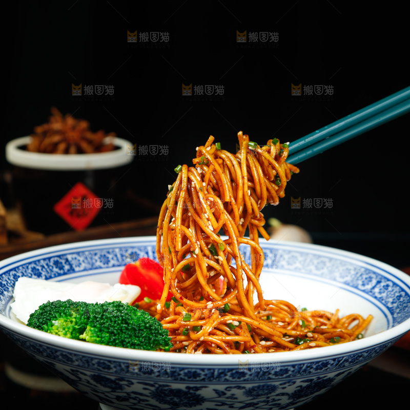 筷子上夹着面条
