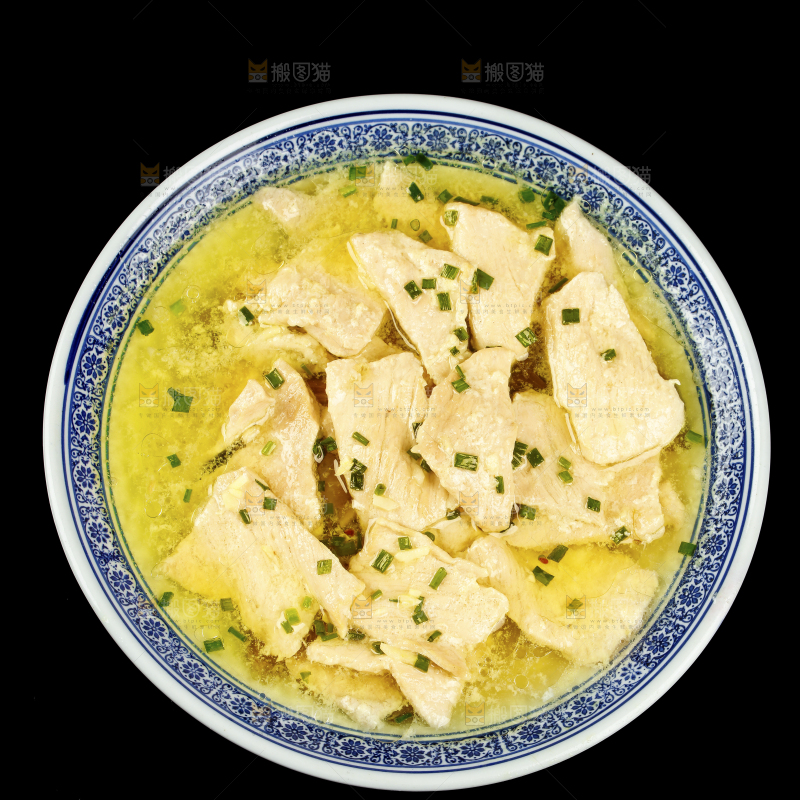 一碗酸菜肉片汤摆放在黑底上