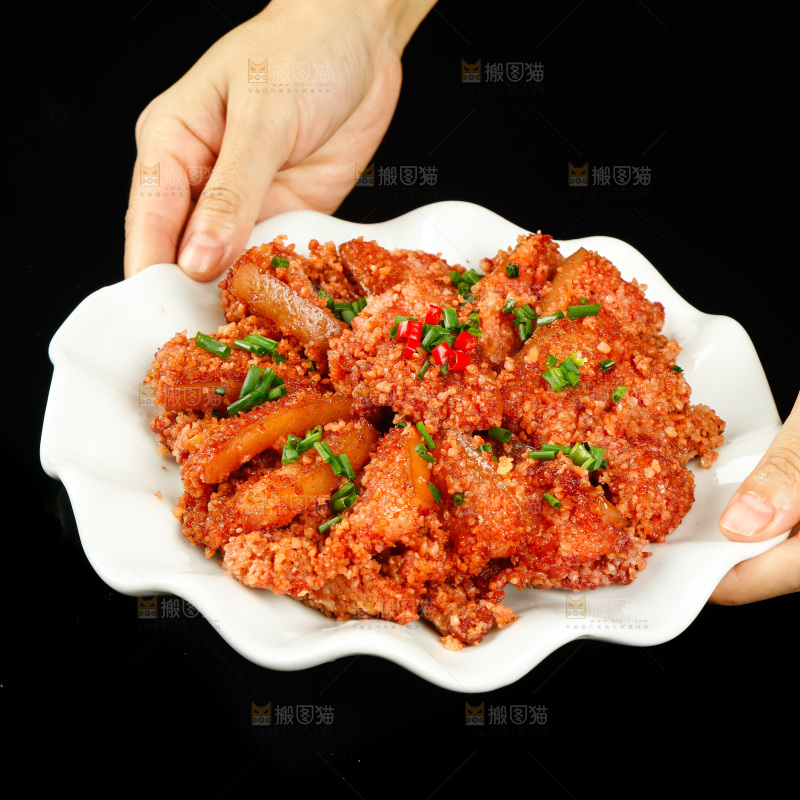 手里端着一盘蒸肉