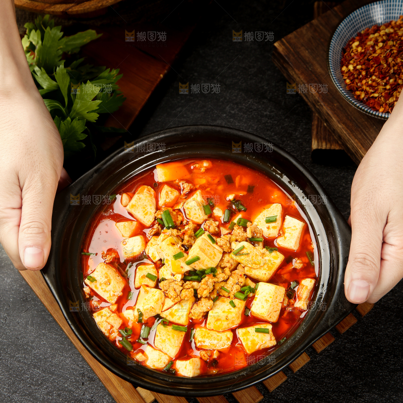 手里端着麻辣豆腐