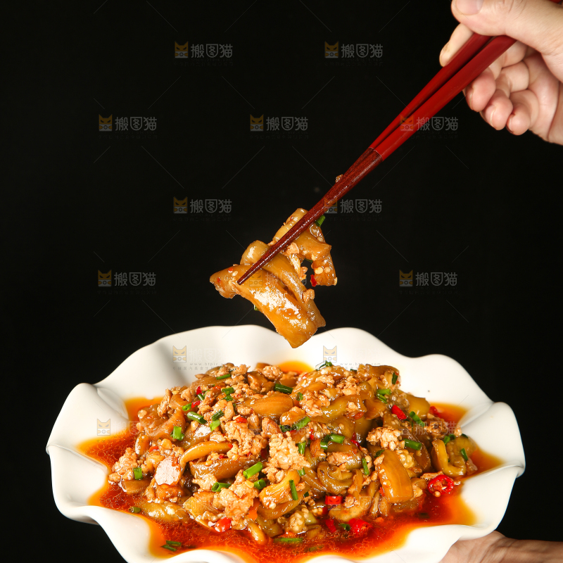 筷子上夹着肉末茄子