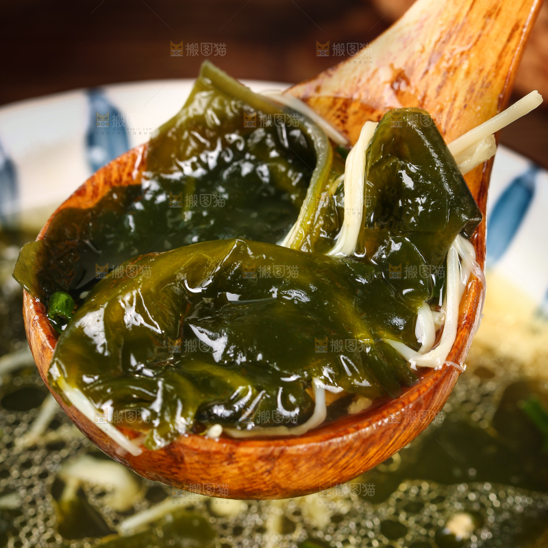勺子上舀着裙带汤