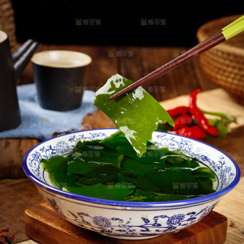 筷子上夹着裙带菜