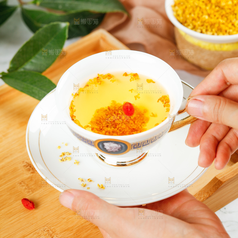 手里端着一杯桂花茶