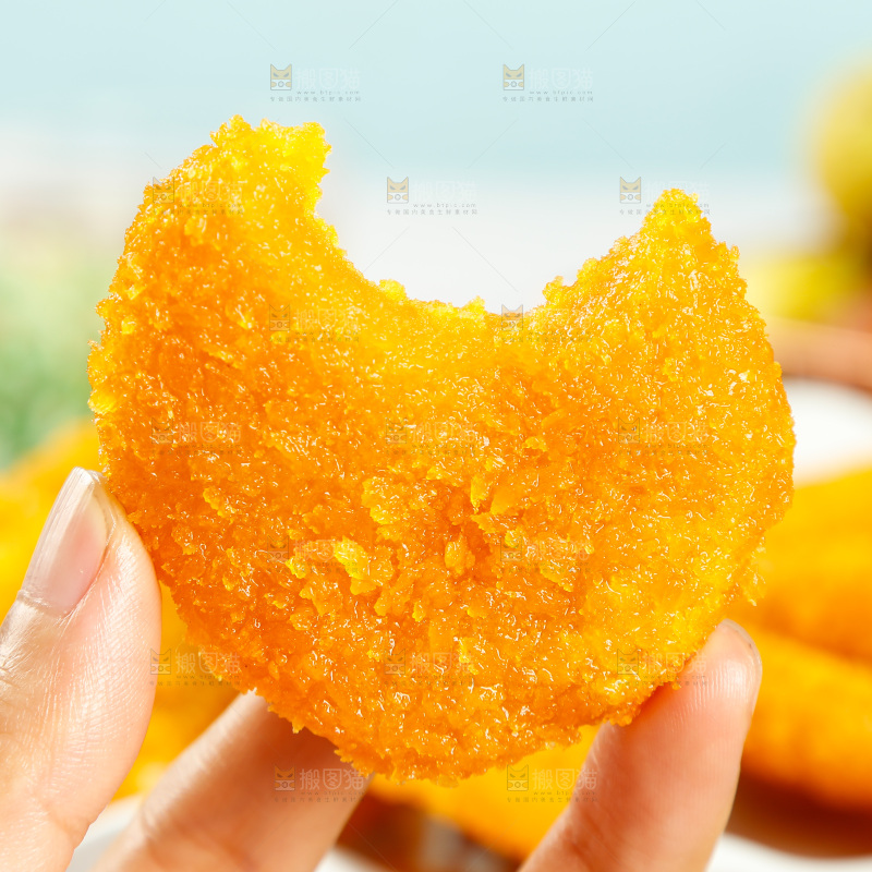 手里拿着香酥南瓜饼
