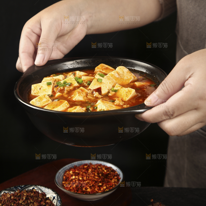 手里端着肉沫豆腐