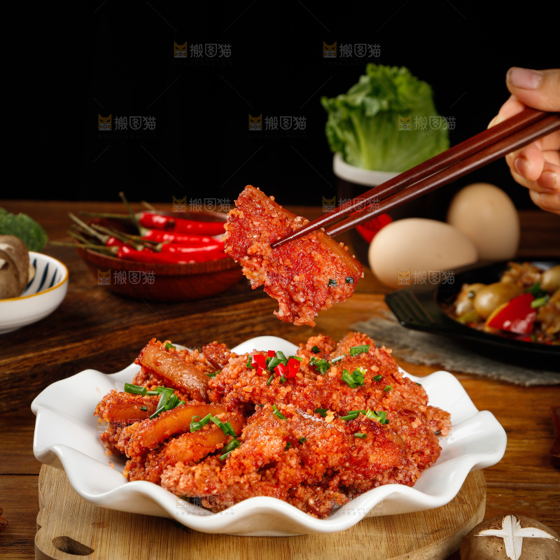 筷子上夹着蒸肉
