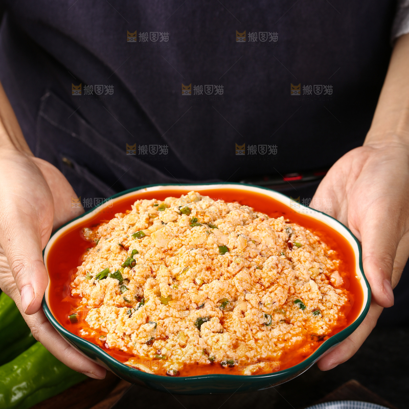 手里端着一盘凉拌豆腐