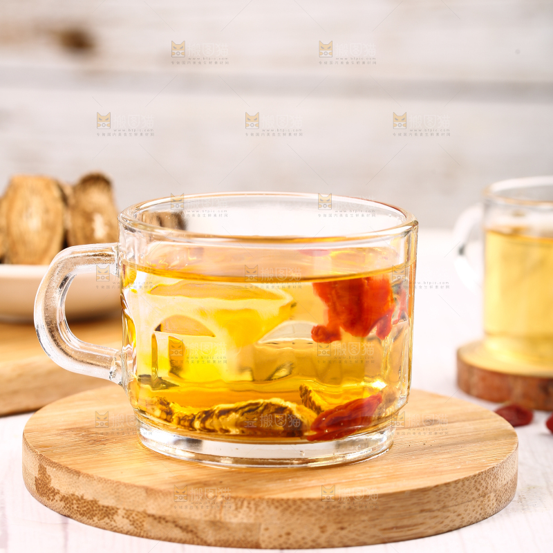 木垫上放着一杯牛蒡根茶