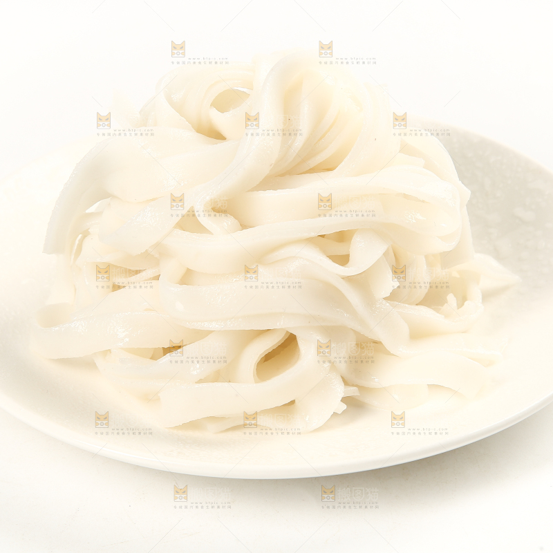白底上摆放着一盘河粉