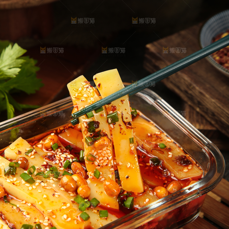 筷子上夹着米豆腐
