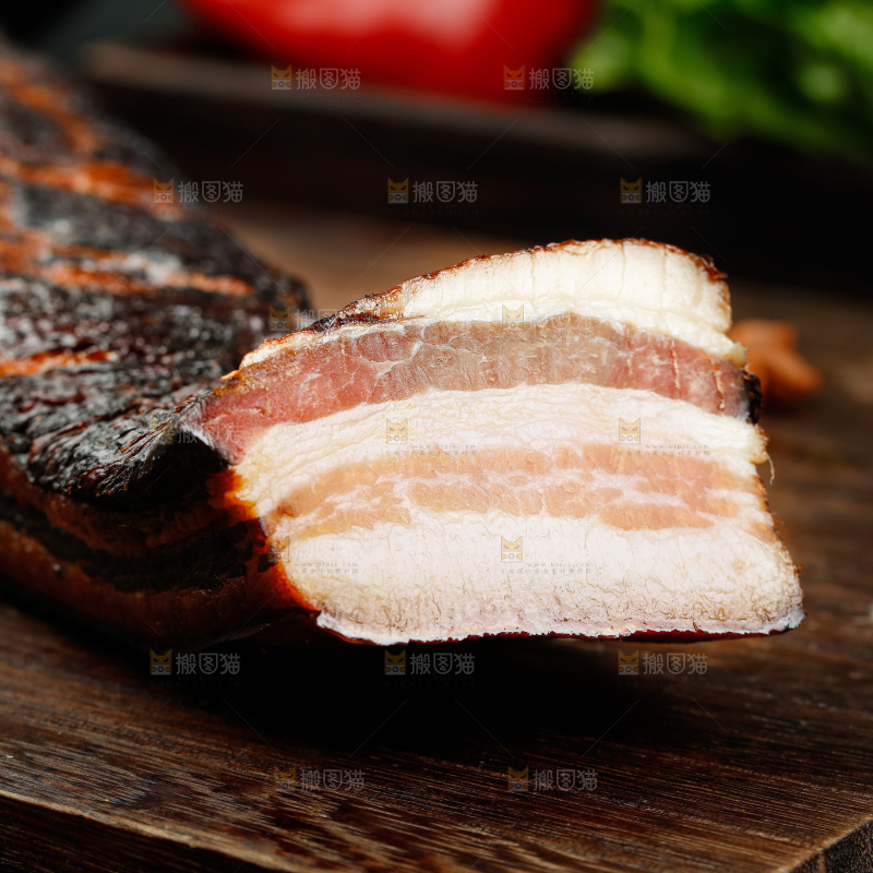 木底上放着五花腊肉