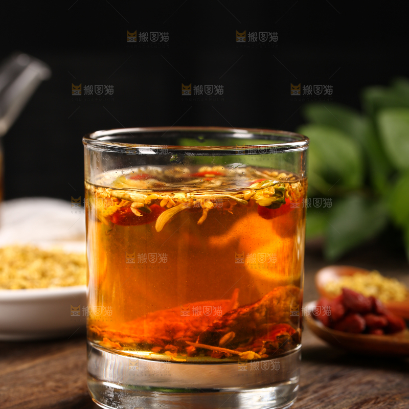 木底上摆放着一杯花茶