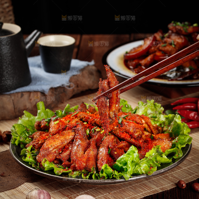 筷子上夹着香酥鸡翅尖