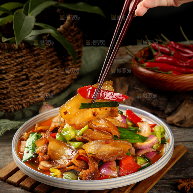 筷子上夹着小炒回锅肉