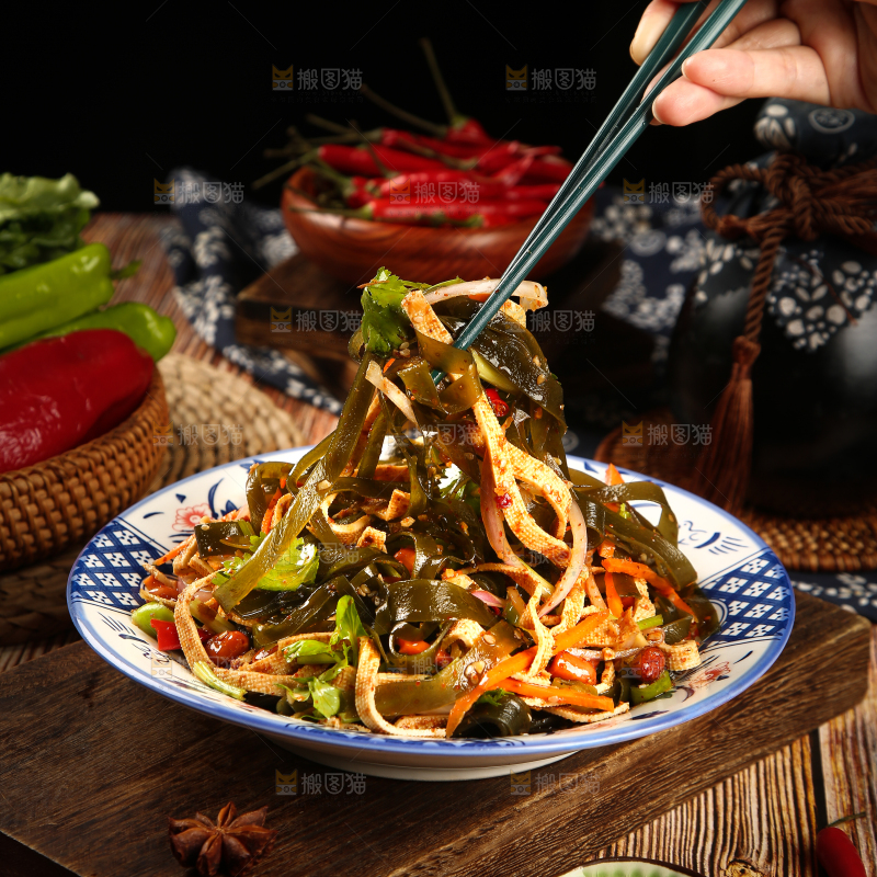 筷子上夹着海带丝拌豆皮