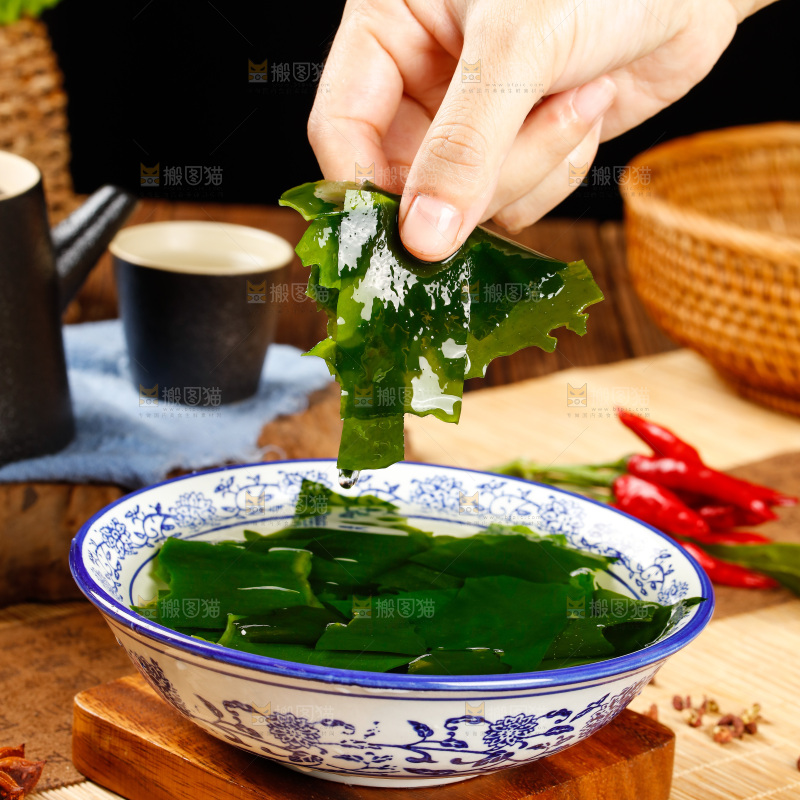 手里拿着裙带菜