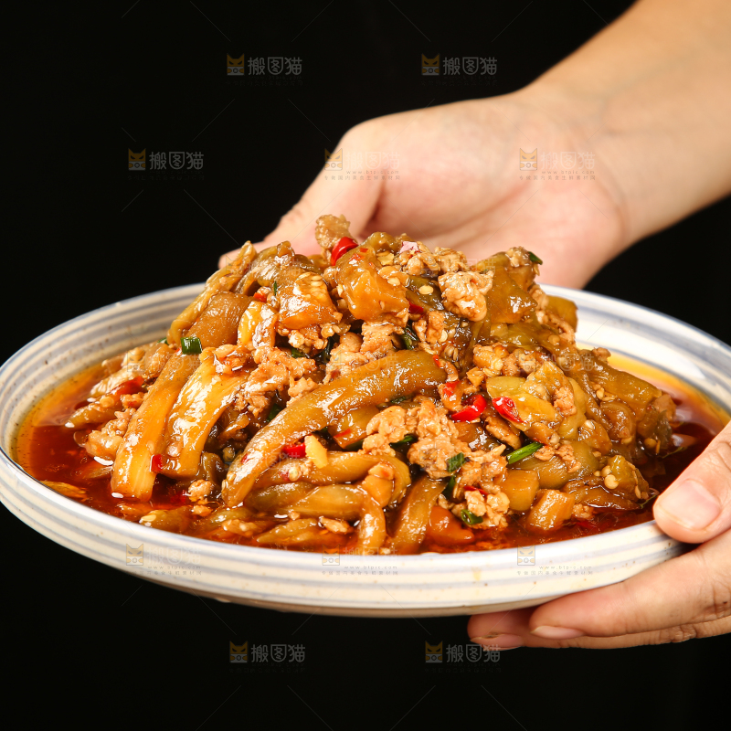 手里端着一盘肉沫烧茄子