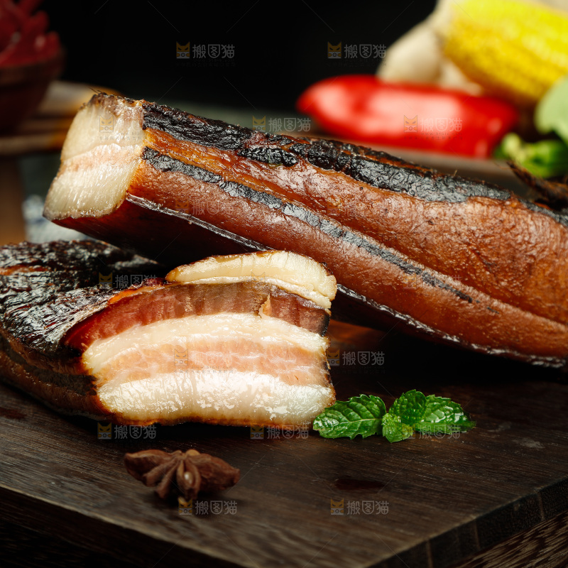深底上的四川烟熏腊肉