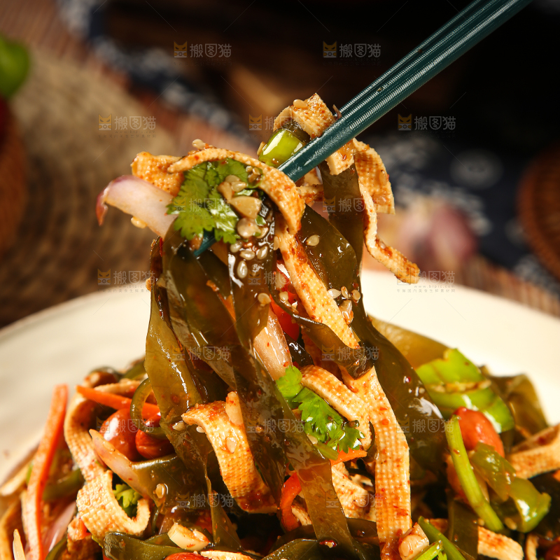 筷子上夹着海带丝拌豆皮