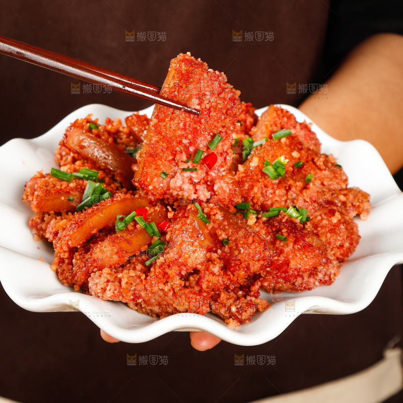 手里端着一盘蒸五花肉