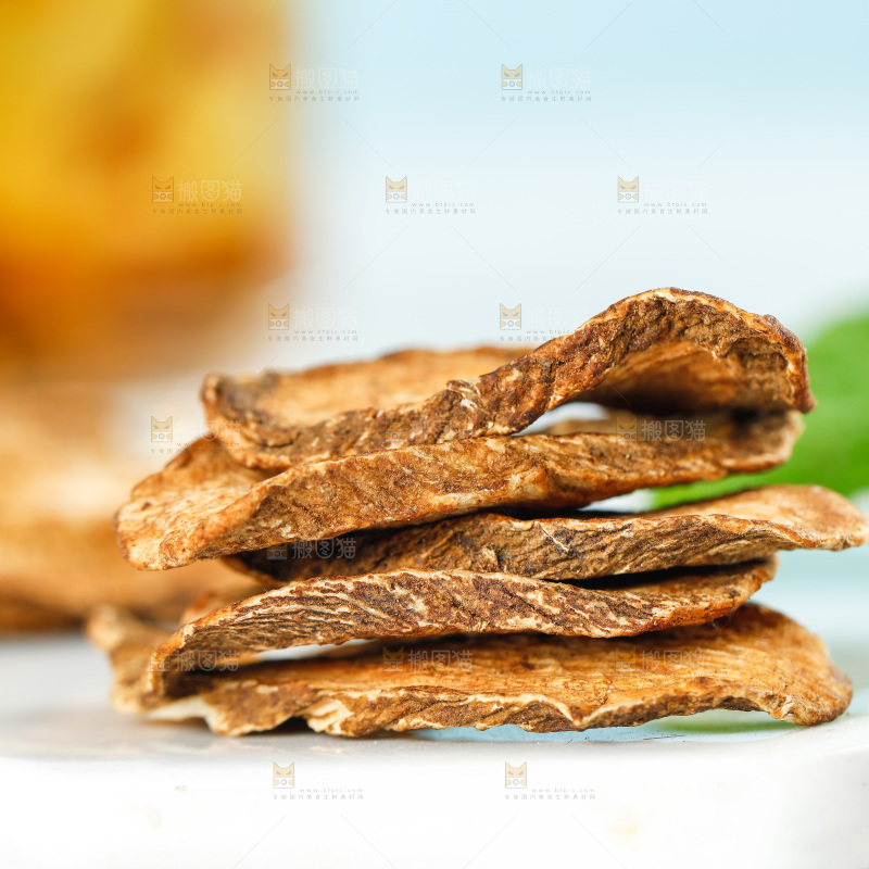 大理石上放着牛蒡根片