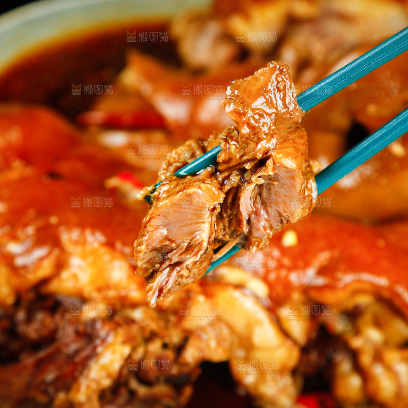 筷子上夹着酱香猪头肉