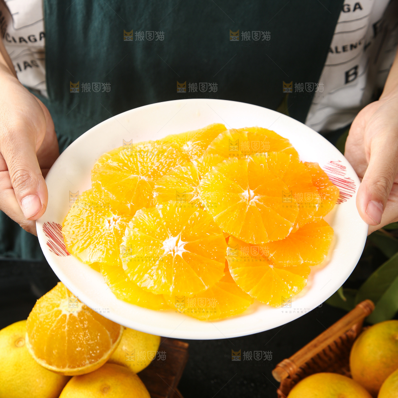 手里端着一盘果冻橙果肉