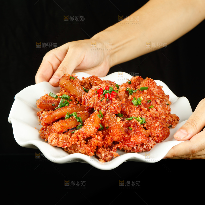 手里端着一盘蒸肉