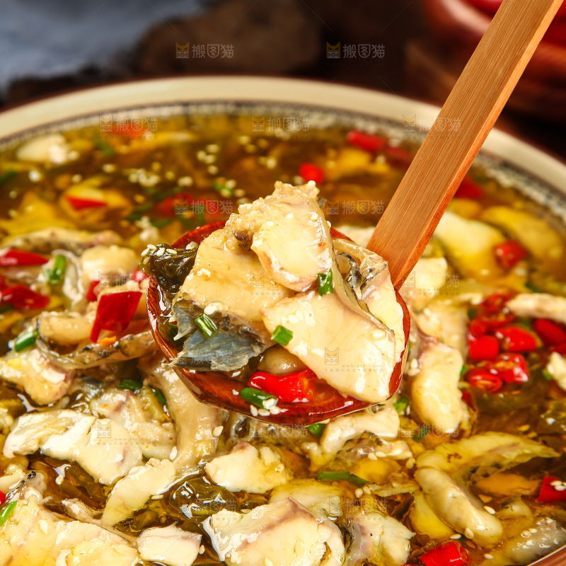 勺子舀着水煮鱼