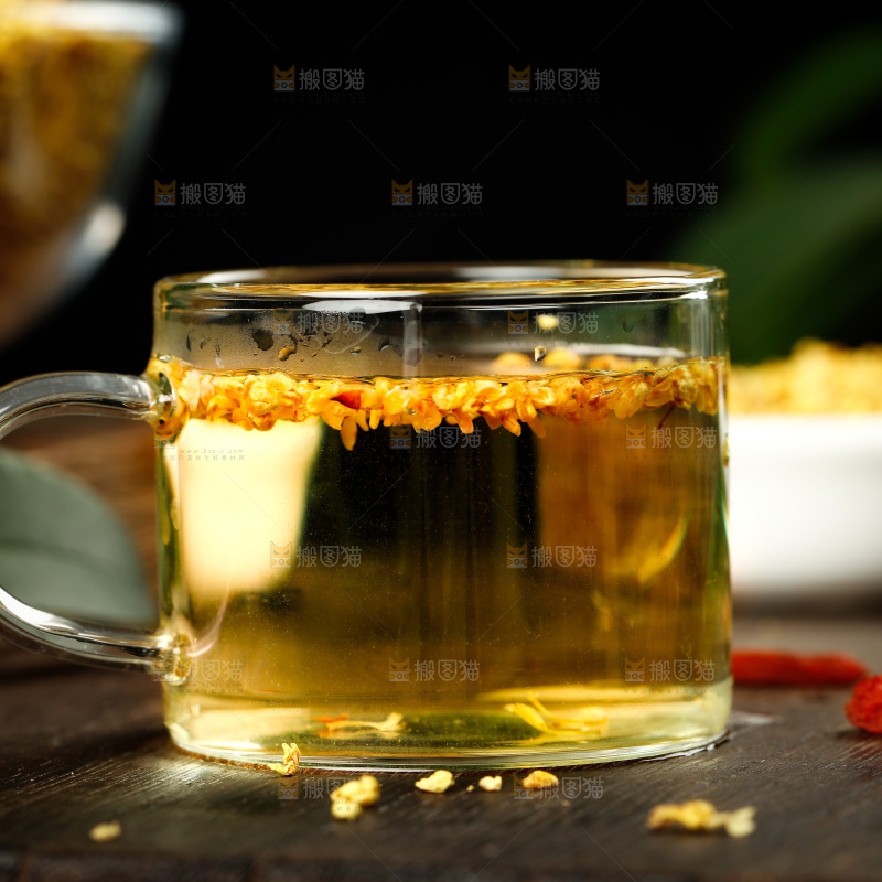 木底上摆放着一杯桂花茶
