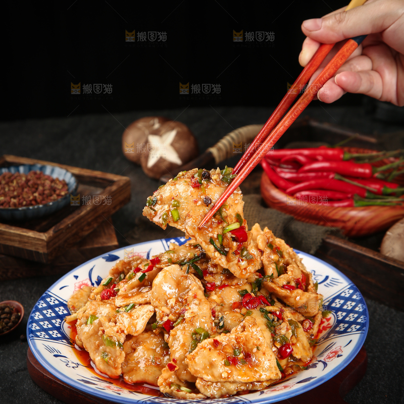 筷子上夹着水煮肉片
