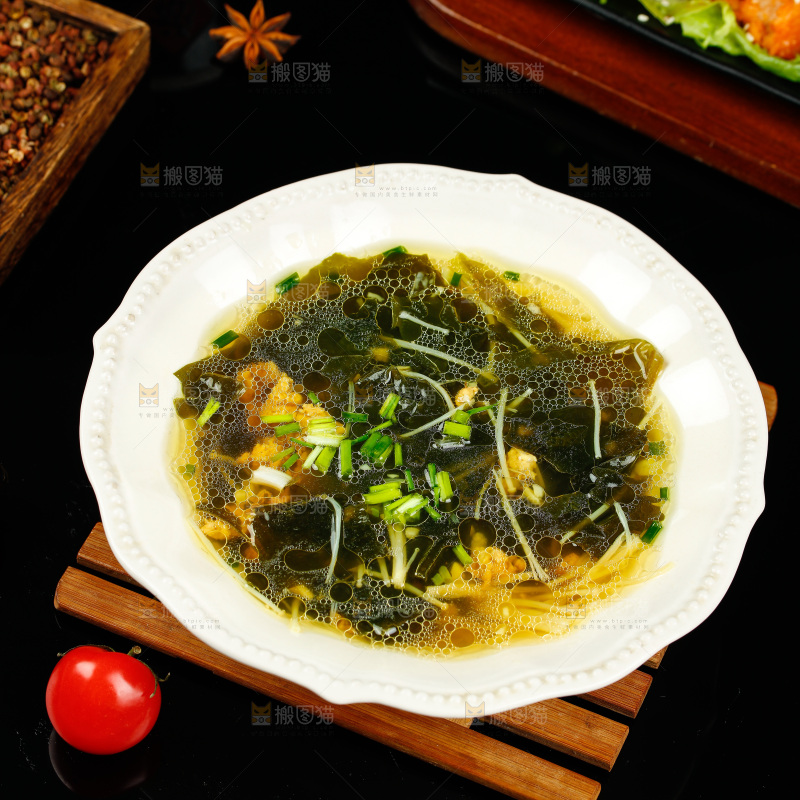 深底上放着一盘裙带肉沫汤