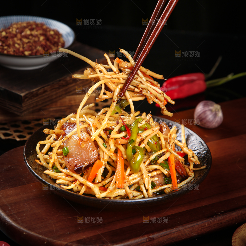 筷子上夹着折耳根腊肉