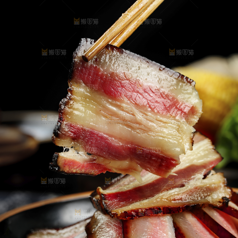 筷子上夹着咸肉