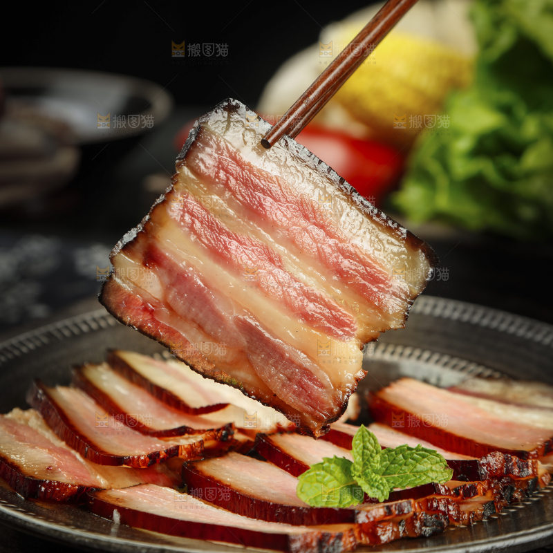 筷子上夹着咸肉