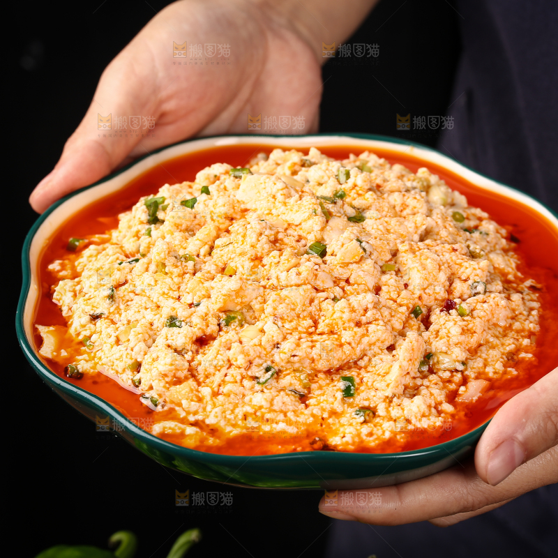 手里端着一盘凉拌豆腐