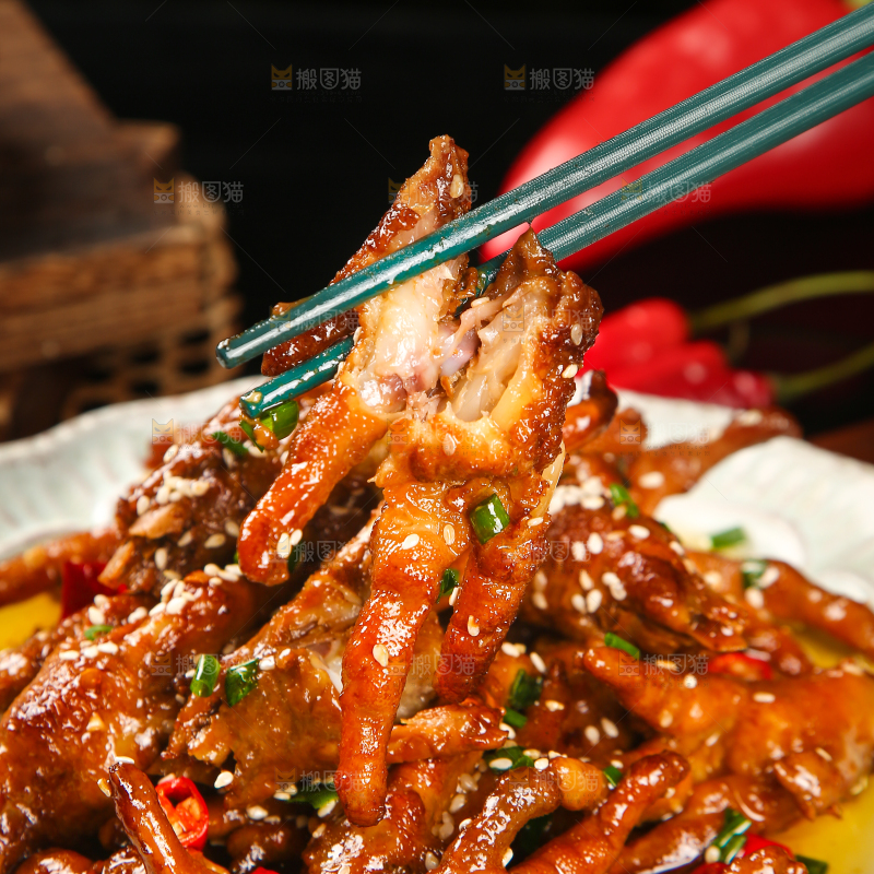 筷子上夹着鸡爪