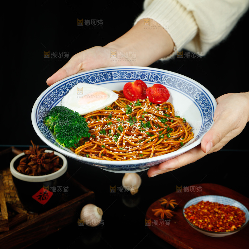 手里端着一碗酱拌面