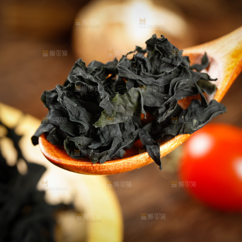 勺子上舀着海芥菜
