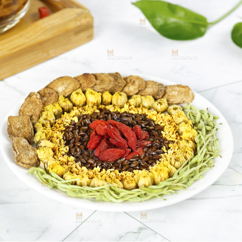 白底上放着一盘花茶食材组合
