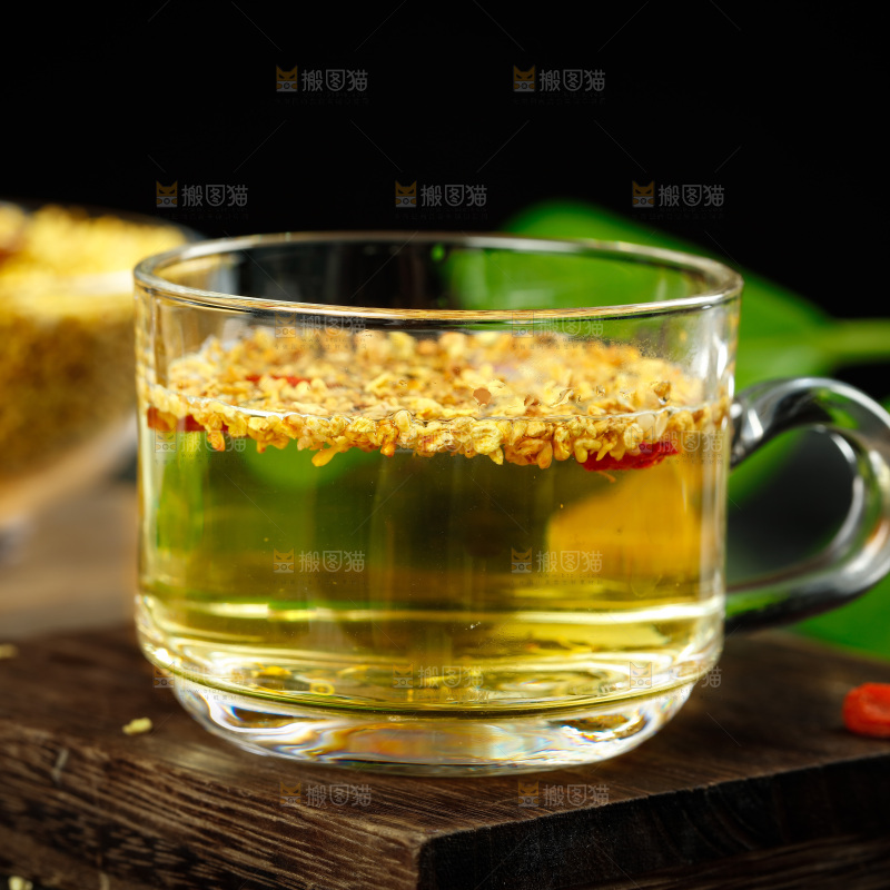 木底上放着一杯桂花茶