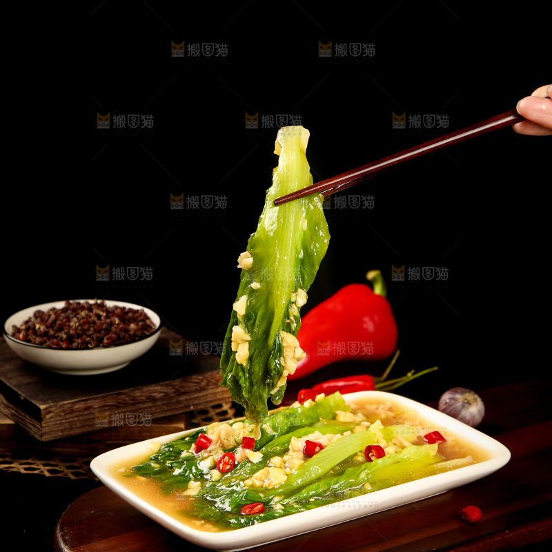筷子上夹着白灼生菜